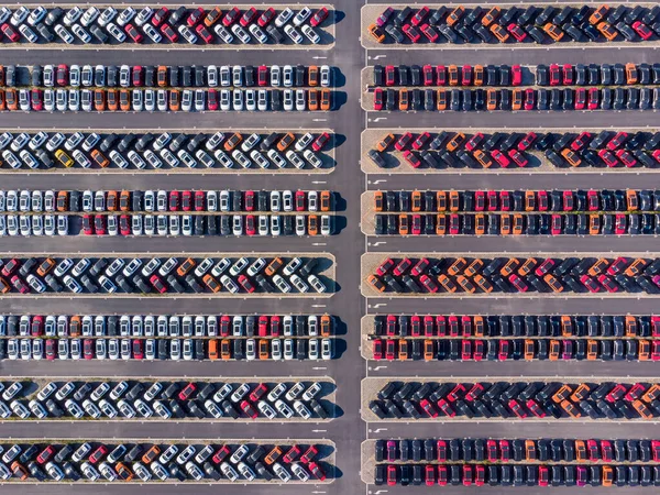 大停车场的空中照片 里面全是各种颜色的汽车 图库照片