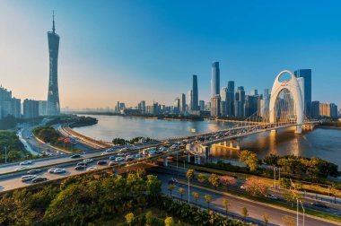 Guangzhou şehri Pearl Nehri üzerinde gökyüzü ve öğleden sonra Liede Köprüsü, Guangzhou, Çin