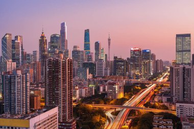 Guangzhou, Guangdong Eyaleti, Çin 'deki kentsel mimarinin karanlık görüntüsü.