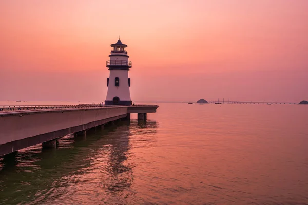 珠海海滨游泳公园灯塔的晨光景观 图库照片