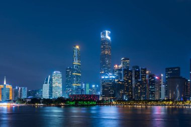 Zhujiang Nehri ve gece Guangzhou Çini 'nde modern finans bölgesi inşaatı.