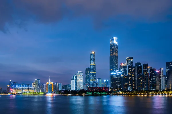 Zhujiang Nehri ve gece Guangzhou Çini 'nde modern finans bölgesi inşaatı.