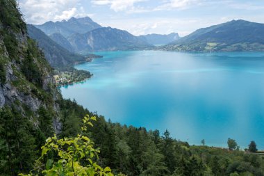 Top Attersee Gölü, Avusturya, görünümünü dan görüldüğü gibi, yukarıda ferrata rotasında açık, yolu ile sıcak yaz günü.