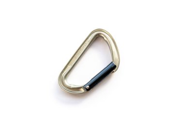 İp kırpma için kullanılan, ortalanmış ve ayrık gölge ve kopya alanı ile beyaz arka plan üzerinde izole gümüş sağlam düz kapı kemer (karabiner). Eksen güç derecelendirme ile temel tırmanma dişli.