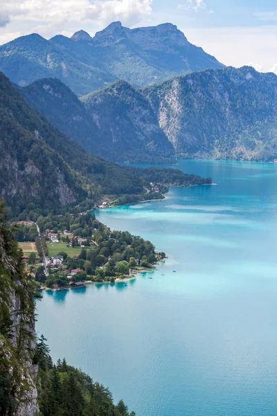 夏の休暇旅行中に明確な海岸線と上から見たオーストリアのアッターゼー湖 ザルツブルクの近くのヨーロッパの休暇先 — ストック写真