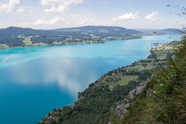 Jezioro Attersee Austrii Chmurami Odzwierciedlając Jak Widać Góry Jasne Letni — Zdjęcie stockowe