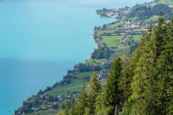 夏の休暇旅行の海岸線道路の明確な姿とオーストリア アッターゼー湖の空中写真 — ストック写真