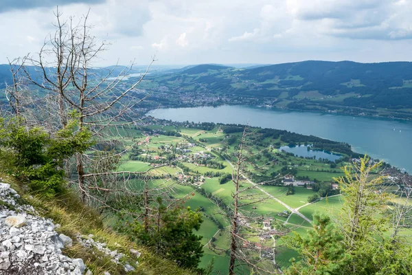 Lago Mondsee Áustria Com Campos Verdes Nuvens Como Visto Cima — Fotografia de Stock