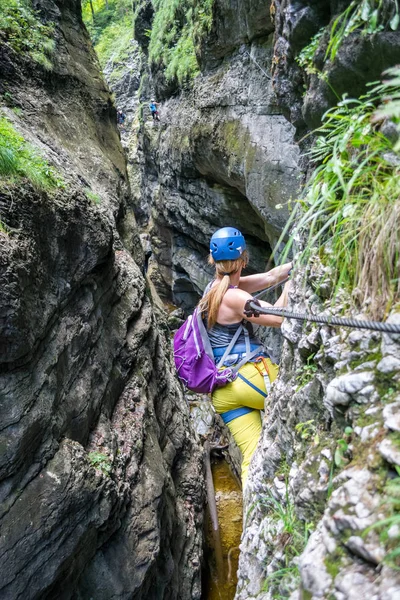 Young Girl Crossing Ferrata Section Route Called Postalmklamm Postalm Gorge — Stock Photo, Image