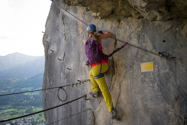 Chica Joven Que Comienza Ruta Vía Ferrata Llamada Hohenweg Pisando — Foto de Stock