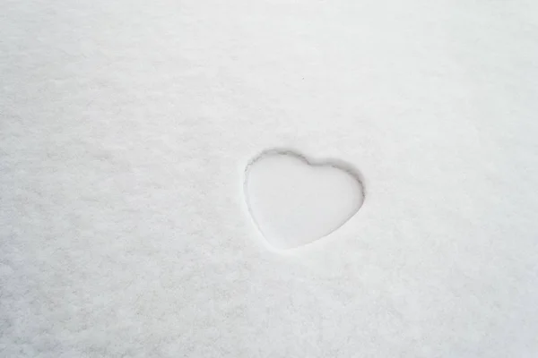 Символ Белого Сердца Нарисованного Снегу Романтическая Концепция Дня Святого Валентина — стоковое фото