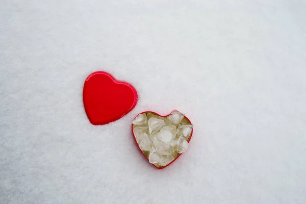 Vista Superior Caixa Forma Coração Vermelho Com Filhotes Gelo Interior — Fotografia de Stock