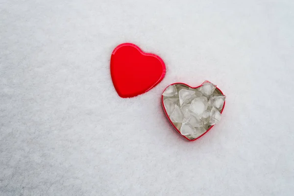 Uma Caixa Forma Coração Vermelho Com Filhotes Gelo Dentro Espaço — Fotografia de Stock