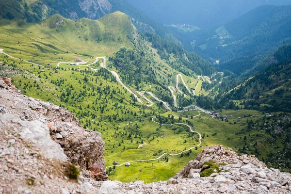 Vista Aérea Uma Estrada Alpina Sinuosa Curvilínea Alta Que Atravessa — Fotografia de Stock