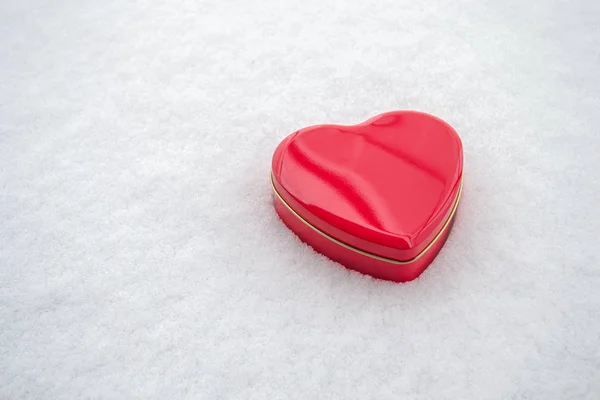 Lareira Vermelha Forma Caixa Fundo Nevado Conceito Minimalista Para Fevereiro — Fotografia de Stock