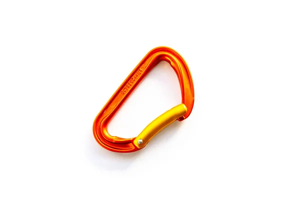 以橙色为中心的实心弯曲门卡宾枪 卡拉比纳 用于剪裁绳子 隔离在白色的背景 与复制空间 具有轴强度等级的基本攀岩齿轮 — 图库照片