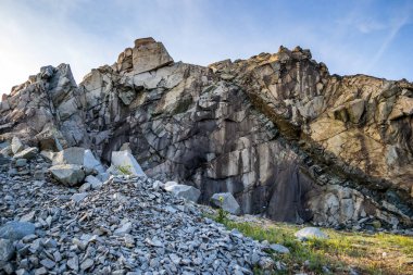 Eski terk edilmiş granit ocağı Macin Dağları, Dobrogea, Romanya, gün batımı ışığında, sıcak bir yaz günü görüldüğü gibi