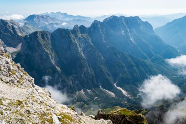 Doğal manzara Triglav Ulusal Parkı'nda, panoramik dağ zirveleri ve sırtlar ile. Julian Alps, Slovenya, üzerinde parlak, sıcak, yaz öğleden sonra.