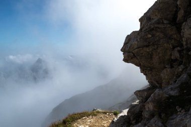 Kafasını taşa siluet, yandan bakıldığında, insan bir burun, dudaklar, gözler ve yanakları, benzeyen açık oluşumlarla Mangart dağ, Julian Alps, Slovenya'da bulundu. Kopya alanı solda.