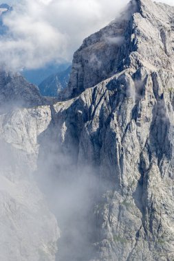 Jalovec dağın ridge bulutlar, Slovenya'nın Julian Alps, parçası sırasında bir gezi yaz aylarında tırmanma ferrata üzerinden.
