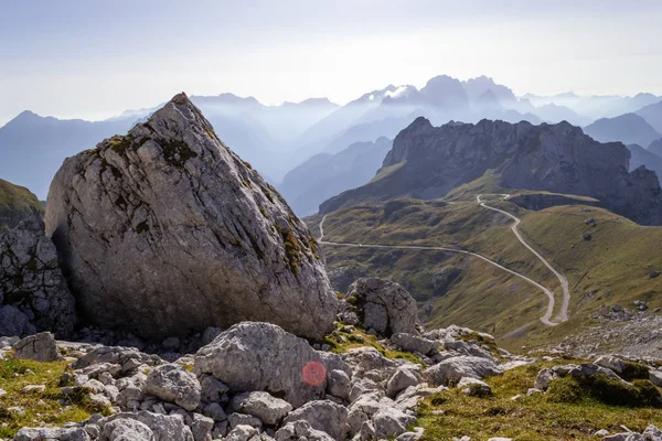 Mangart eyer veya Mangart Pass (Mangartsko sedlo veya Mangrtsko sedlo), görünümünü 2,072 metreden (6,798) ile Mangart, yaz öğleden sonra bir parlak üzerinde giden yolun (Mangartska cesta)