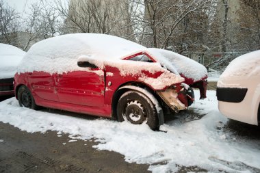 Kar, bir trafik kazasında dahil sonra bir otomatik Servisi bahçede oturan hasarlı kırmızı araba, bükülmüş bir kukuleta ile kaplı