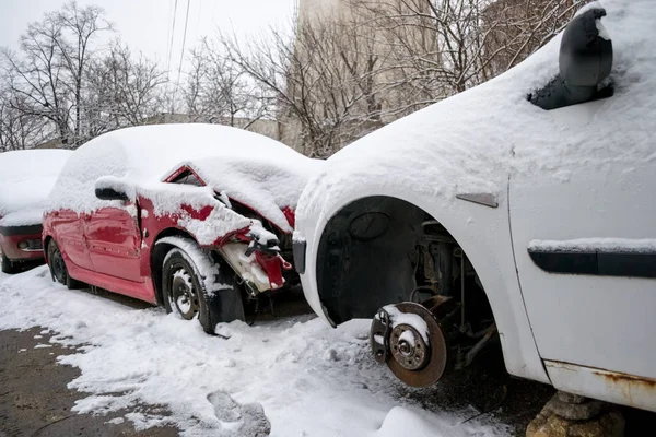 Dvě Poškozené Automobily Jedna Červená Jedna Bílá Pokryté Sněhem Sedící — Stock fotografie