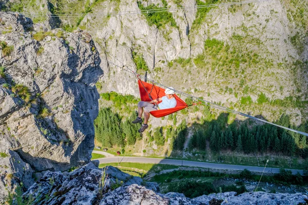 Bir Mola Sırasında Iki Dağ Sırtlar Arasında Havada Yüksek Kurmak — Stok fotoğraf