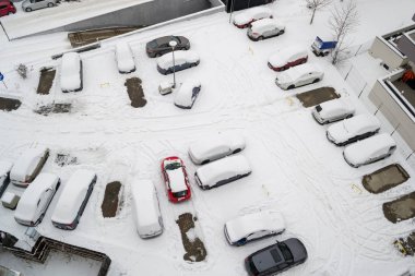 Hava araçları ile bir şiddetli kar yağışı sonra bir yerleşim bölgesinde kentsel park yerinde görünümünü kar ve bir kaç boş Park Spotlar ile kaplı. Ocak 2019 - Bucharest, Romanya.
