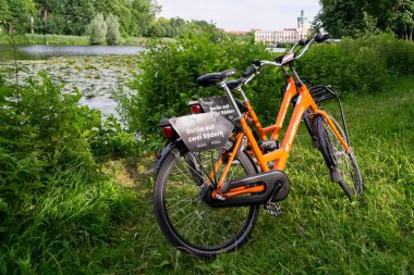 Berlin / Almanya - 29 Haziran 2018: iki eşek Cumhuriyeti piknik mola sırasında bir turist Charlottenburg Sarayı (Schloss Charlottenburg), iç bahçesinde bir göl yakınında park Bisiklet kiraladım.