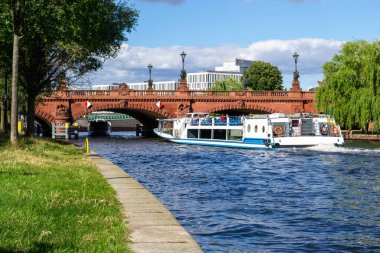 Berlin / Almanya - 29 Haziran 2018: Prusya anıt iki eşek Cumhuriyeti dock-az kiralama ile kurtuluş savaşları için bisiklet önünde, bir yaz akşamı.