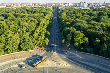 Berlin, Almanya, zafer anıtı (Siegessaeule) kuleden bir yaz öğleden sonra görülen hava görünümünü. Grosser Tiergarten Parkı, orta ve mesafe binalarda uzun sokak.