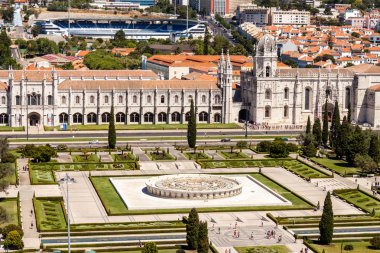 Praça hava güneşli görünümünü Imperio Lisbon'da Museu de Marinha, Museu Nacional de Argueologia, arkadaki Mosterro dos Jeronimos ve Estadio Munipal ile yapmak.