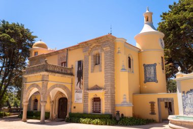 Museu Biblioteca Condes de Castro Guimaraes Cascais kent merkezinin kenarında erken bir 20. yüzyıl ev..