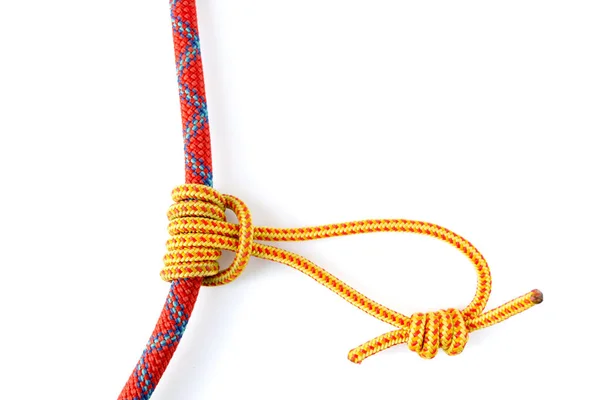 Prusik düğümü ya da üçlü kayar Hitch 9.8 mm kırmızı tırmanma halat çevresine bir 5 mm sarı Prusik daire ile oluşur. Bu sürtünme hitch kullanılan tırmanma, kanyonculuk, dağcılık, mağaracılık, ip kurtarma.