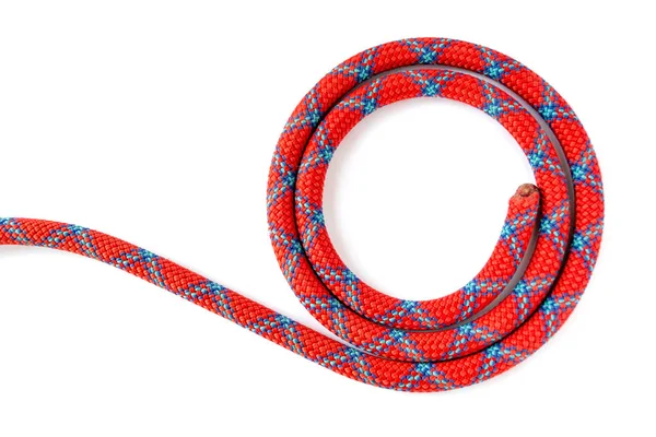 Sportovní lezení lano, stočený do kruhu, izolované na bílém pozadí. 10mm horolezecké dynamické lano pouze jeden konec a pár kol cívka, s modrým na červený vzor. — Stock fotografie