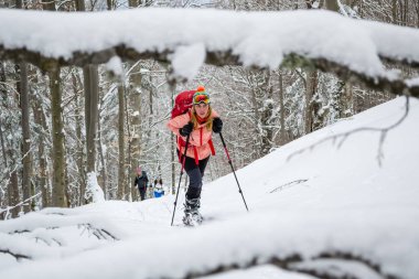 Kadınlar tur kayağı, geç kış - bahar, Karpat Dağları, Romanya. Ski, sırt çantaları ve Polonyalılar ile taze, derin, touring izinde kızlarla kar.