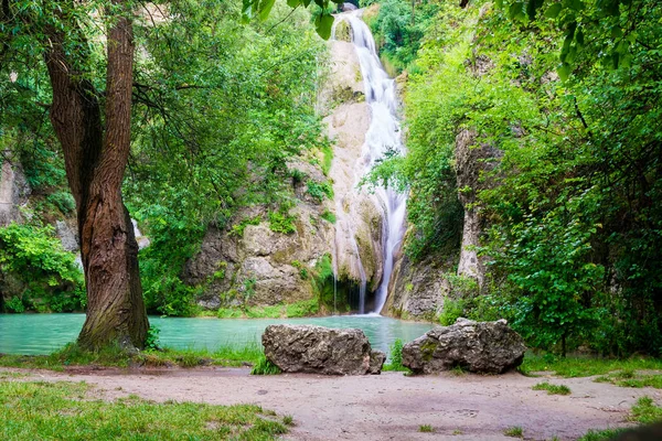 Kaya Bunar / Bulgaristan Hotnitsa şelaleler. Doğal görünümü Falls iki büyük kayalar ve öndeki yaşlı bir ağaç. Güzel, otantik, eko Doğu Avrupa gelen turist için spot.