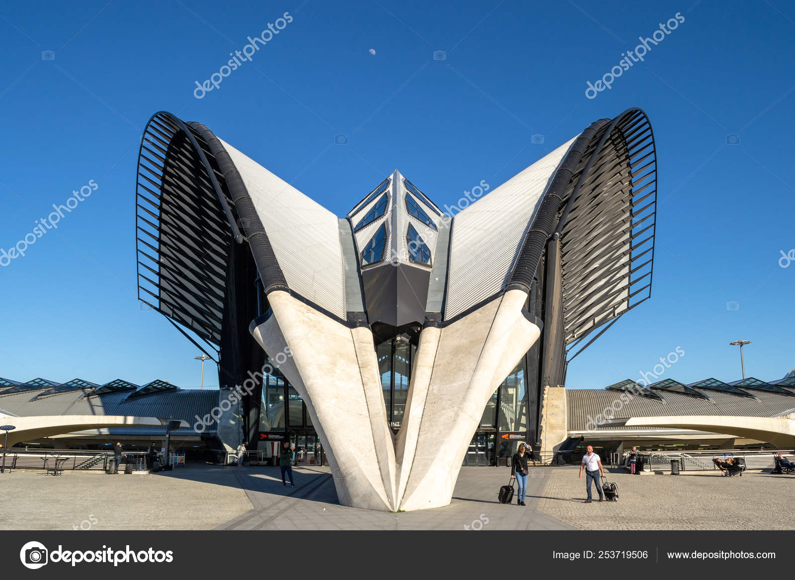 Frontal, symmetrical view of the TGV station designed by Santiago