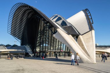 TGV istasyonu Lyon Saint-Exupery, mimar Santiago Calatrava tarafından tasarlanmış. Neredeyse kırk metre yüksekliğinde çelik ve beton yapısı büyük bir kuş benzetme.