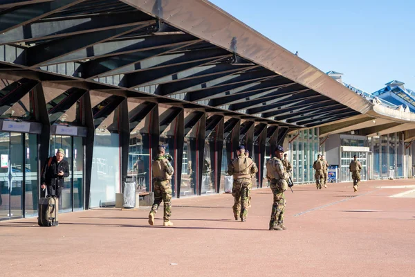 Soldados franceses em plena marcha, armados com fuzis, em patrulha no Aeroporto Internacional Lyon Saint Exupery. Segurança e prevenção de ataques terroristas - editorial . — Fotografia de Stock