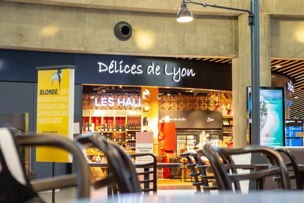 Magasin "Delices de Lyon" à l'intérieur du terminal 1 de l'aéroport de Saint Exupéry, Lyon. Il s'agit d'une épicerie offrant des boissons (y compris du whisky, des spiritueux et de l'alcool), de la nourriture . — Photo