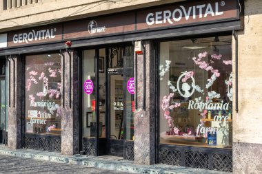 Farmec güneşli bir yaz gününde ön mağaza. Farmec şirketi, güzellik ürünleri, ev hijyeni ürünleri ve diğer kimyasal ürünler üretmektedir ve satıyor.