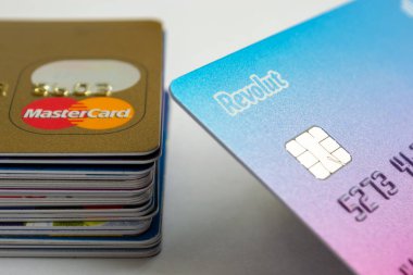 Revolut çip kartı banka ve kredi kartları üst te Mastercard ile bir yığın yanında. Revolut Ltd online bankacılık hizmetleri sunan bir İngiliz finans teknolojisi şirketidir.