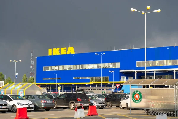 IKEA Pallady, le deuxième magasin IKEA à ouvrir ses portes en 2019 à Bucuresti, Roumanie - vue de l'extérieur de la salle d'exposition principale, vue depuis le parking du supermarché Auchan . — Photo