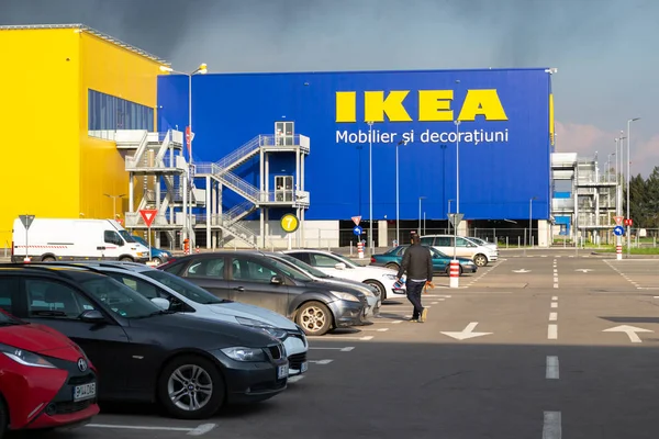 IKEA Pallady, le deuxième magasin IKEA à ouvrir ses portes en 2019 à Bucuresti, Roumanie - vue de l'extérieur de la salle d'exposition principale, comme on peut le voir sur le parking Décathlon . — Photo