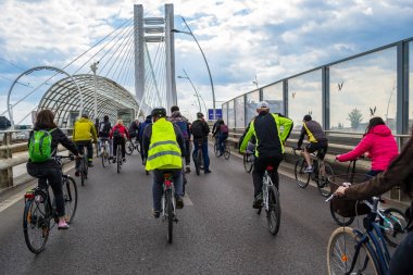 Romanya'nın Bükreş kentinde ki yoksul kentsel bisiklet altyapısını protesto eden bisikletçiler. İki yılda bir düzenlenen yürüyüşte Basarab Üst geçidinde (Pasajul Basarab) bisikletçiler.
