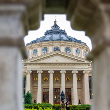 Romen Athenaeum (Ateneul Roman) dış çit üzerinde bir crenel ile görüldüğü gibi. Romanya'nın başkenti Bükreş'in merkezinde yer alan simge yapı ve konser salonu.