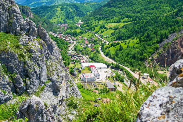 Bicaz Gorge (Cheile Bicazului), Neamt ilçe, Romanya popüler bir turistik ferrata "Astragalus" üzerinden panoramik manzarası. Bir dağın tepesinden görüldüğü gibi canlı parlak doğa renkleri. — Stok fotoğraf