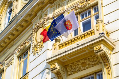 Ana meydandaki Belediye Binası binasında Avrupa bayrağı, Romen bayrağı ve Sibiu bayrağı. Devlet veya hükümet başkanlarının 2019 gayri resmi toplantısı (Ab zirvesi) 9 Mayıs 2019 tarihinde bu binada gerçekleştirilecek.